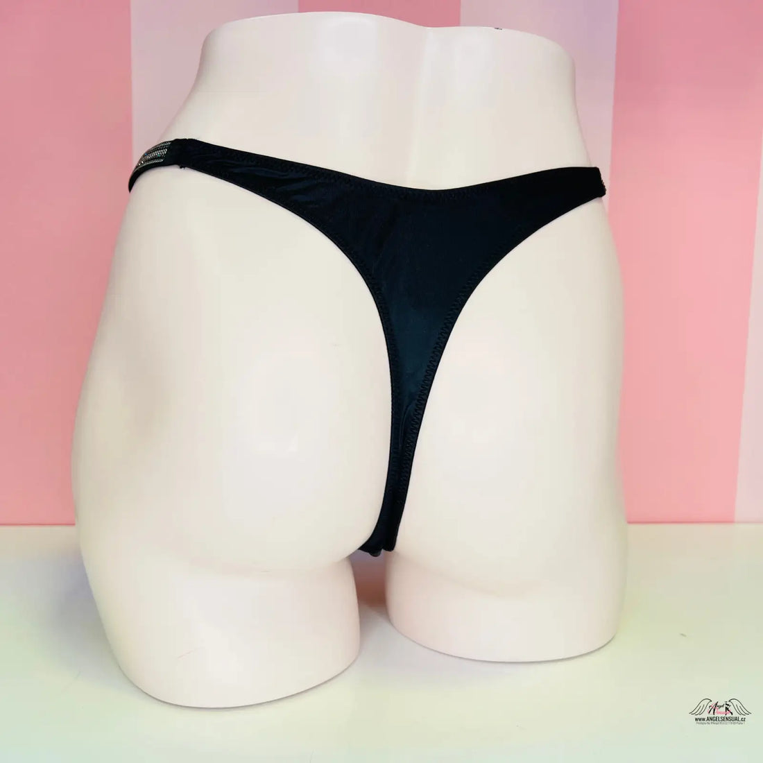 Černé tanga s lehce vyšším pasem luxusní na bílé figuríně, Victoria’s Secret Tanga s Kamínky