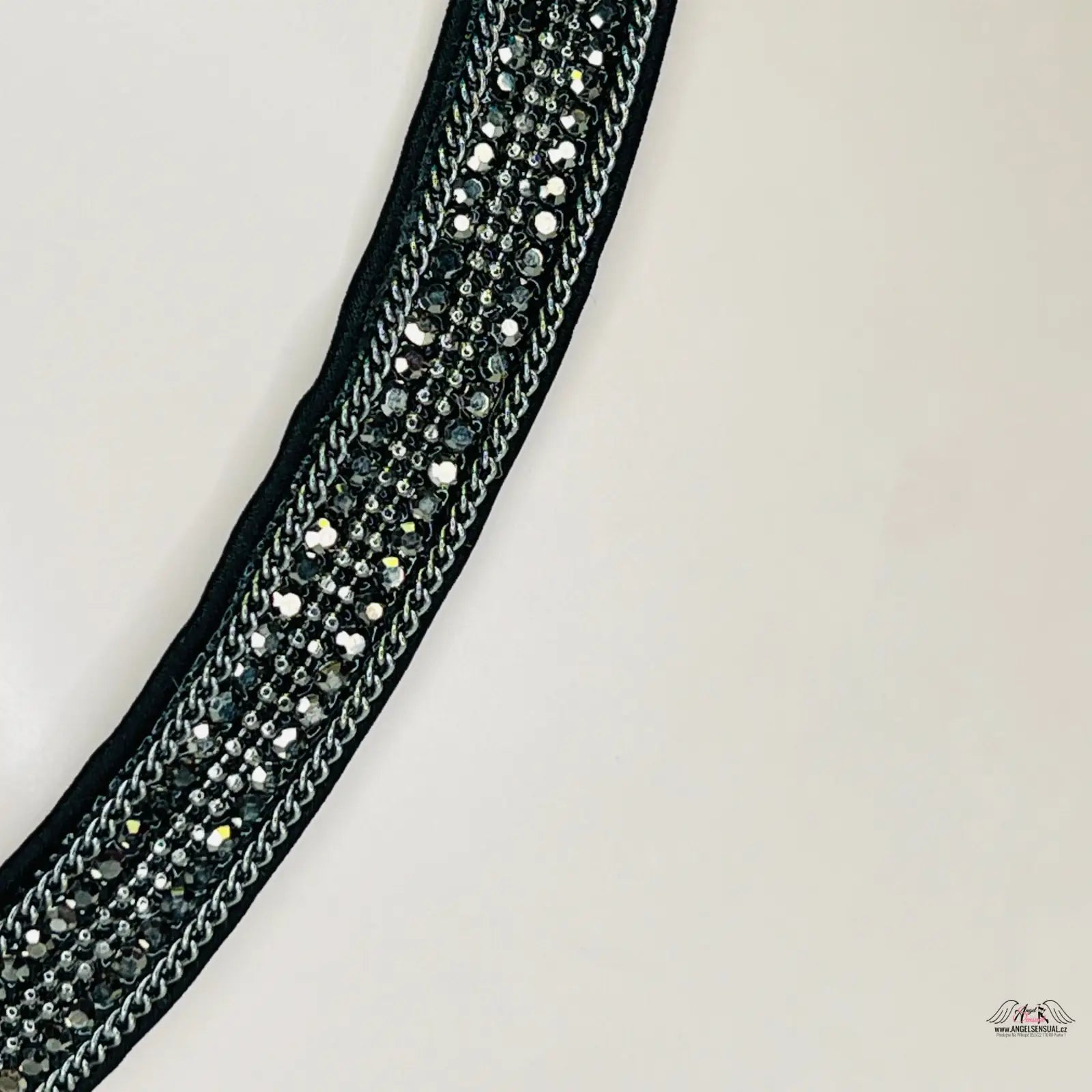 Černé tanga s lehce vyšším pasem luxusní s koženým páskem, řetízky a rhinestones