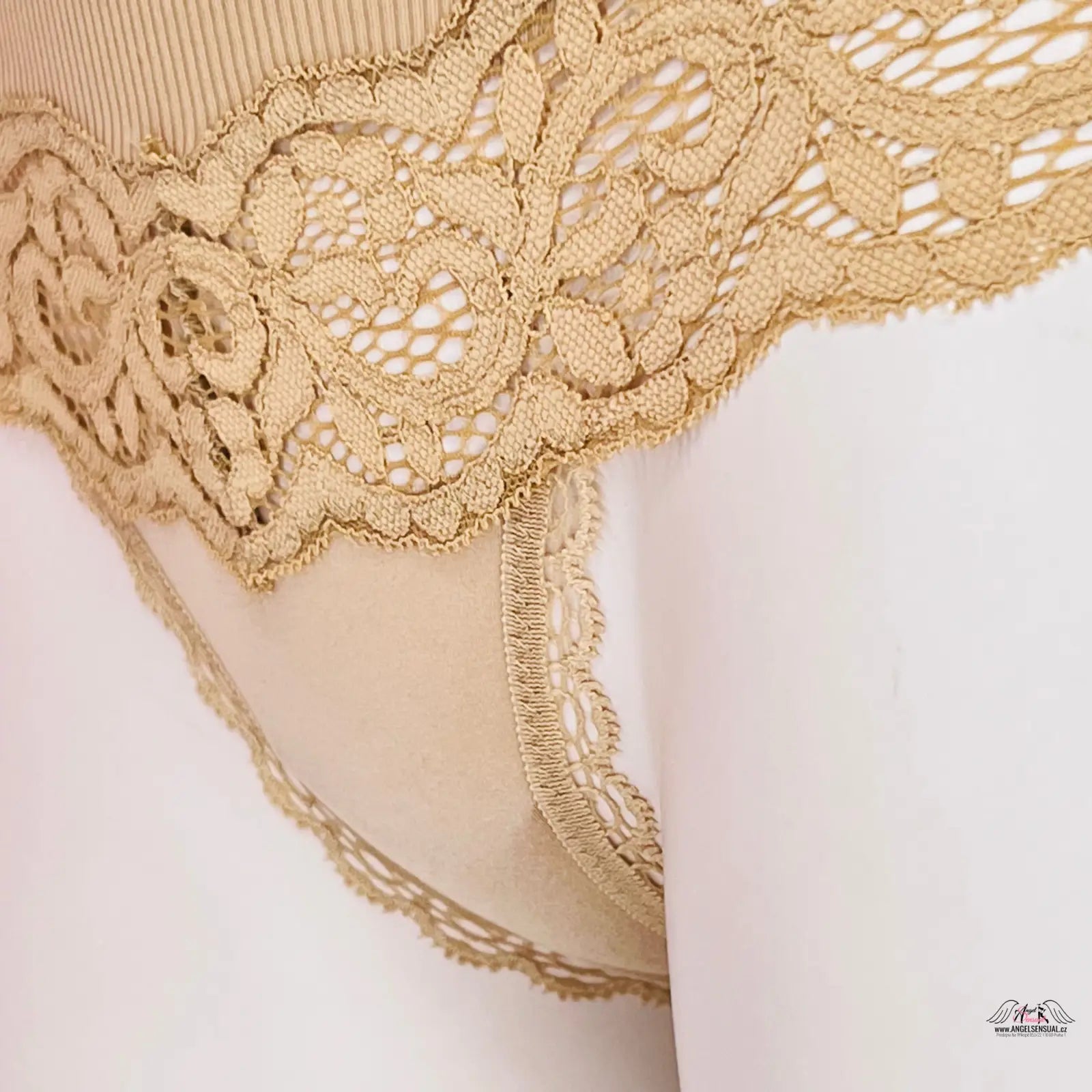 Blízky pohled na tělovou krajkovou tanga Victoria’s Secret Tanga s Krajkou