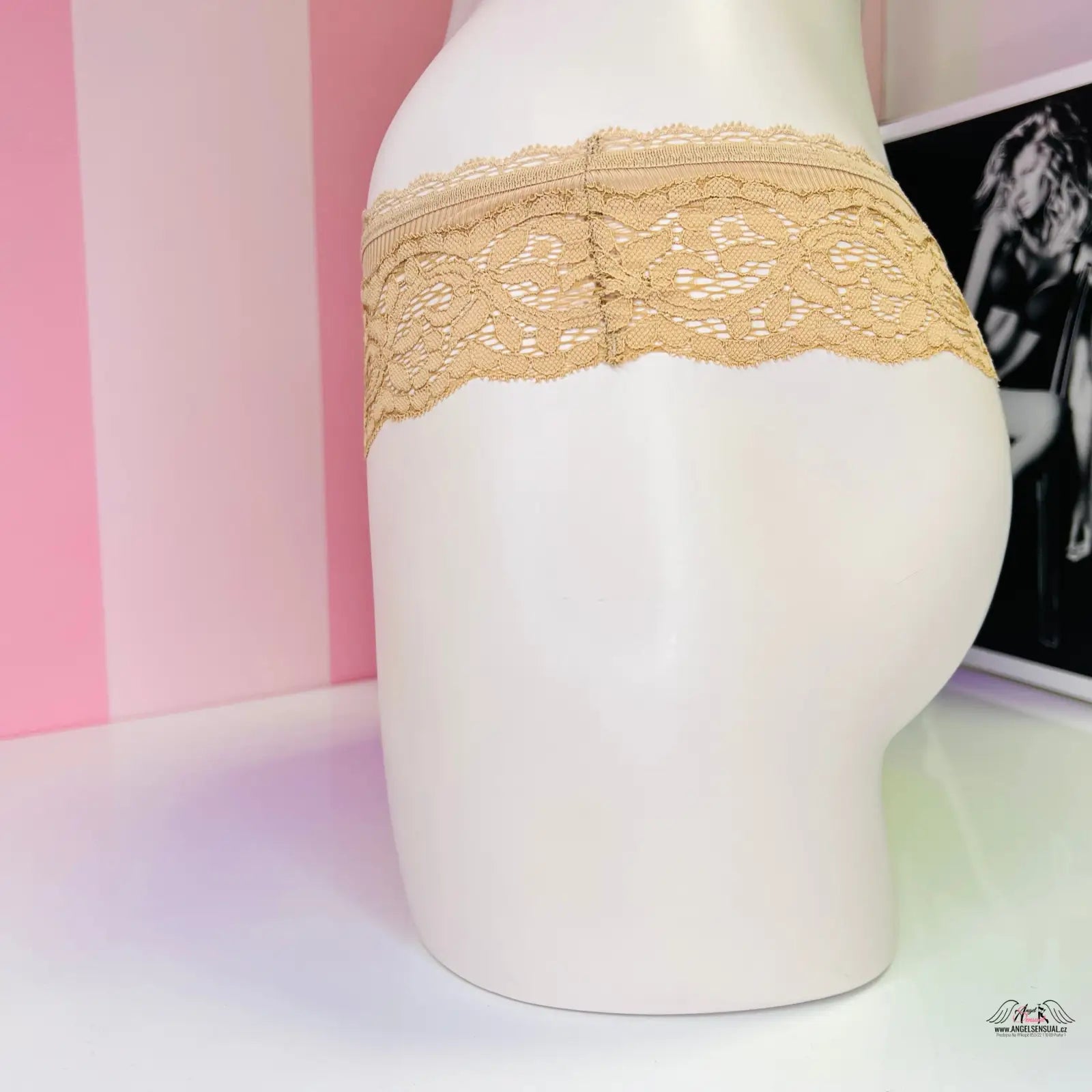 Váza s krajkovým páskem vedle obrázku produktu Victoria’s Secret Tanga s Krajkou