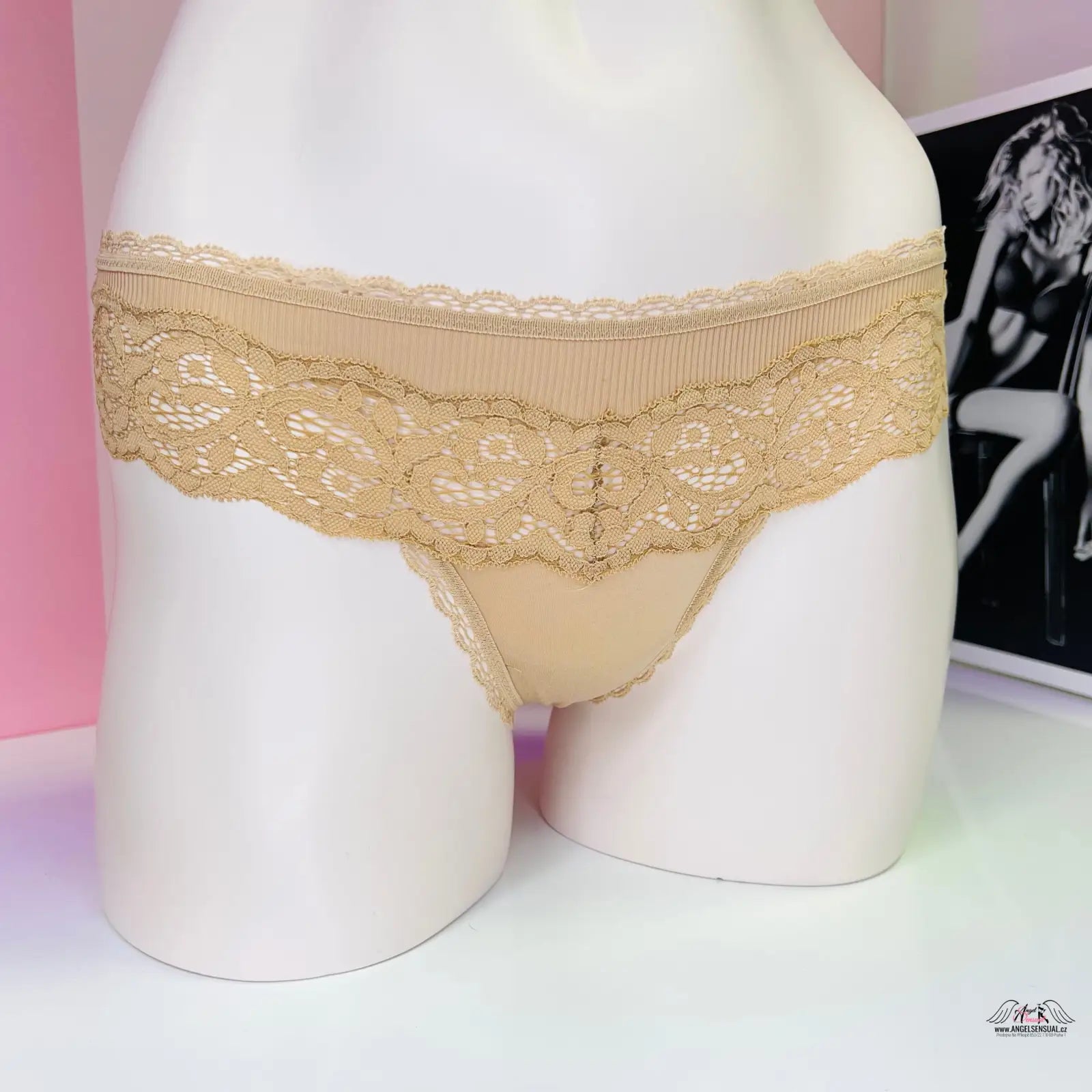 Krajková tanga Victoria’s Secret s vícebarevnou krajkou a elegantním designem