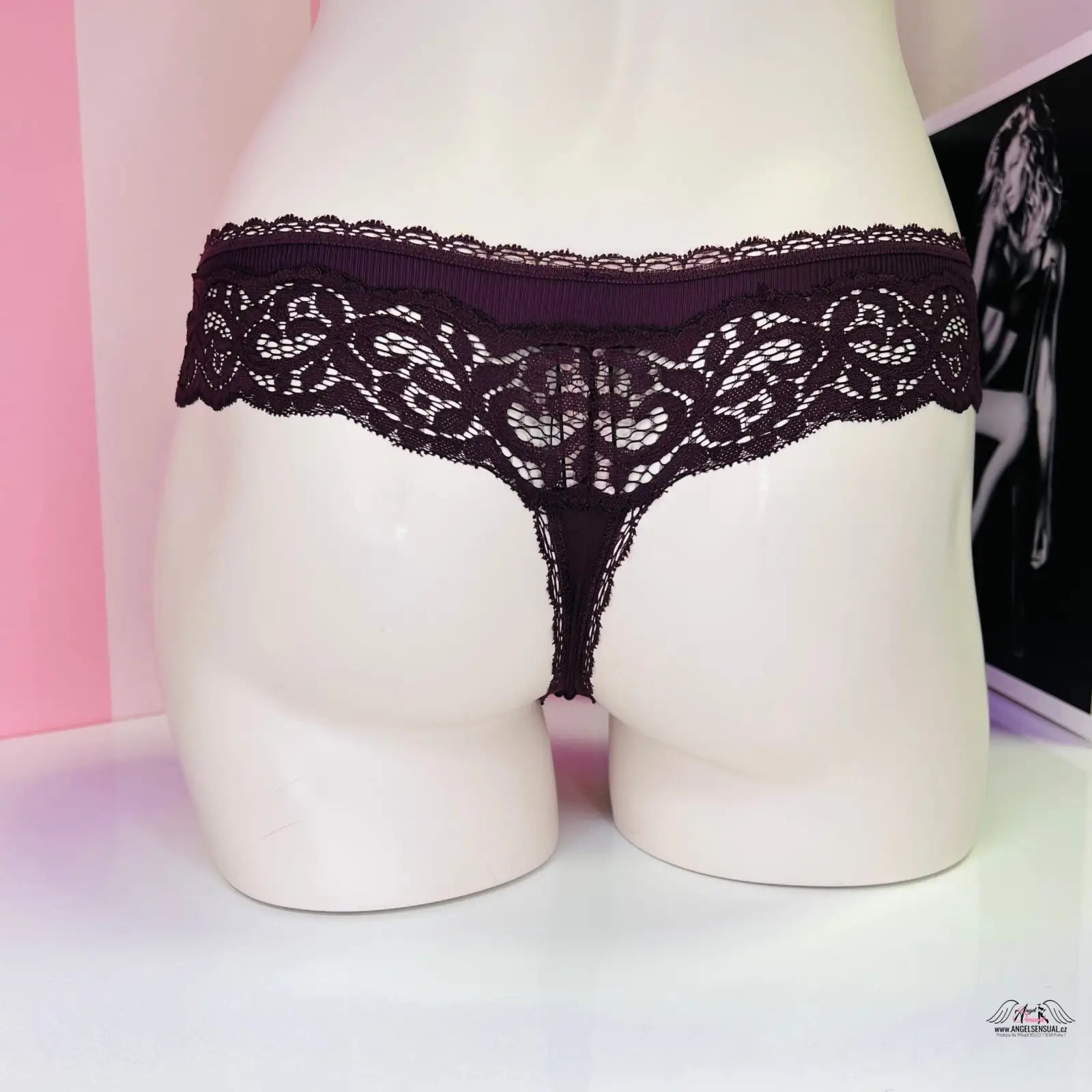 Krajková tanga Victoria’s Secret s černou krajkou a mašlí, tělová krajková varianta