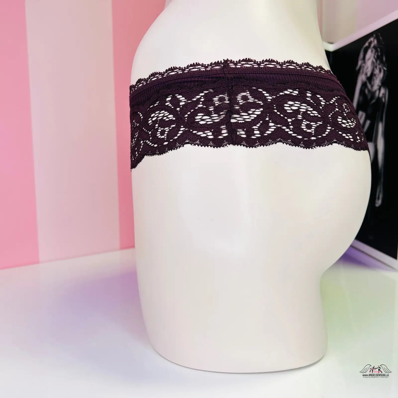 Váza s černou krajkou vedle obrázku produktu Victoria’s Secret Tanga s krajkou