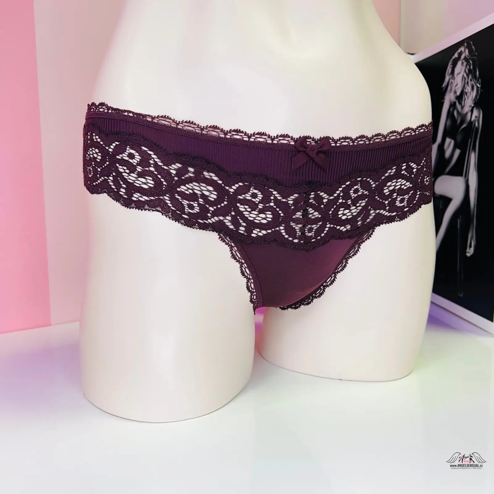 Krajková tanga na manekýnu s obrázkem ženy, Victoria’s Secret Tanga s Krajkou