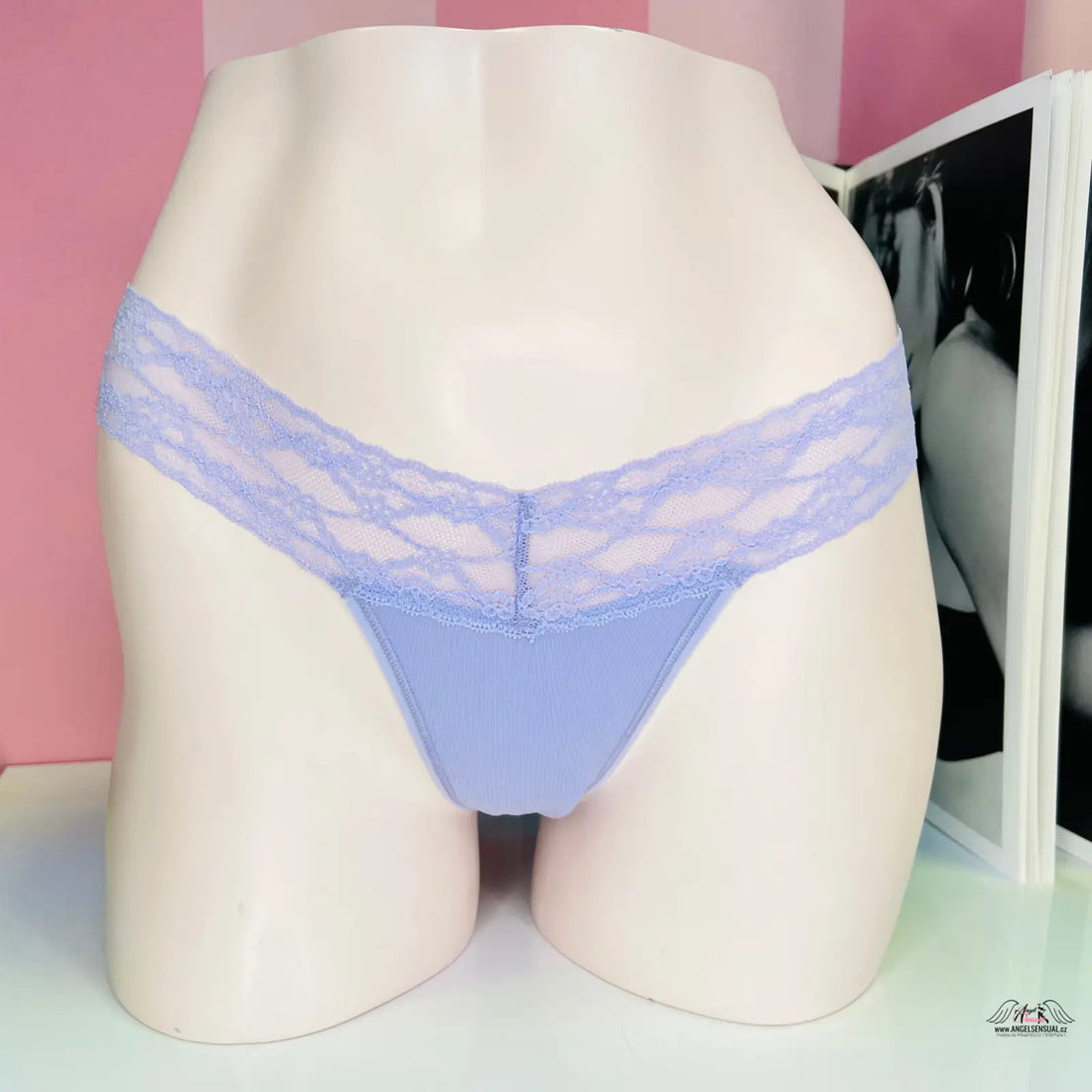Stylová bavlněná tanga Victoria’s Secret s širokým krajkovým lemem v modré barvě