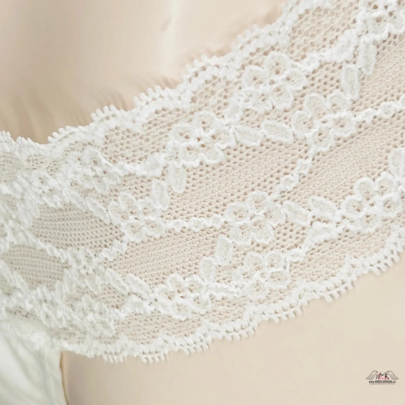 Blízký záběr dámského braletu s krajkovým lemem z produktu Victoria’s Secret Tanga s Krajkou Více Barev