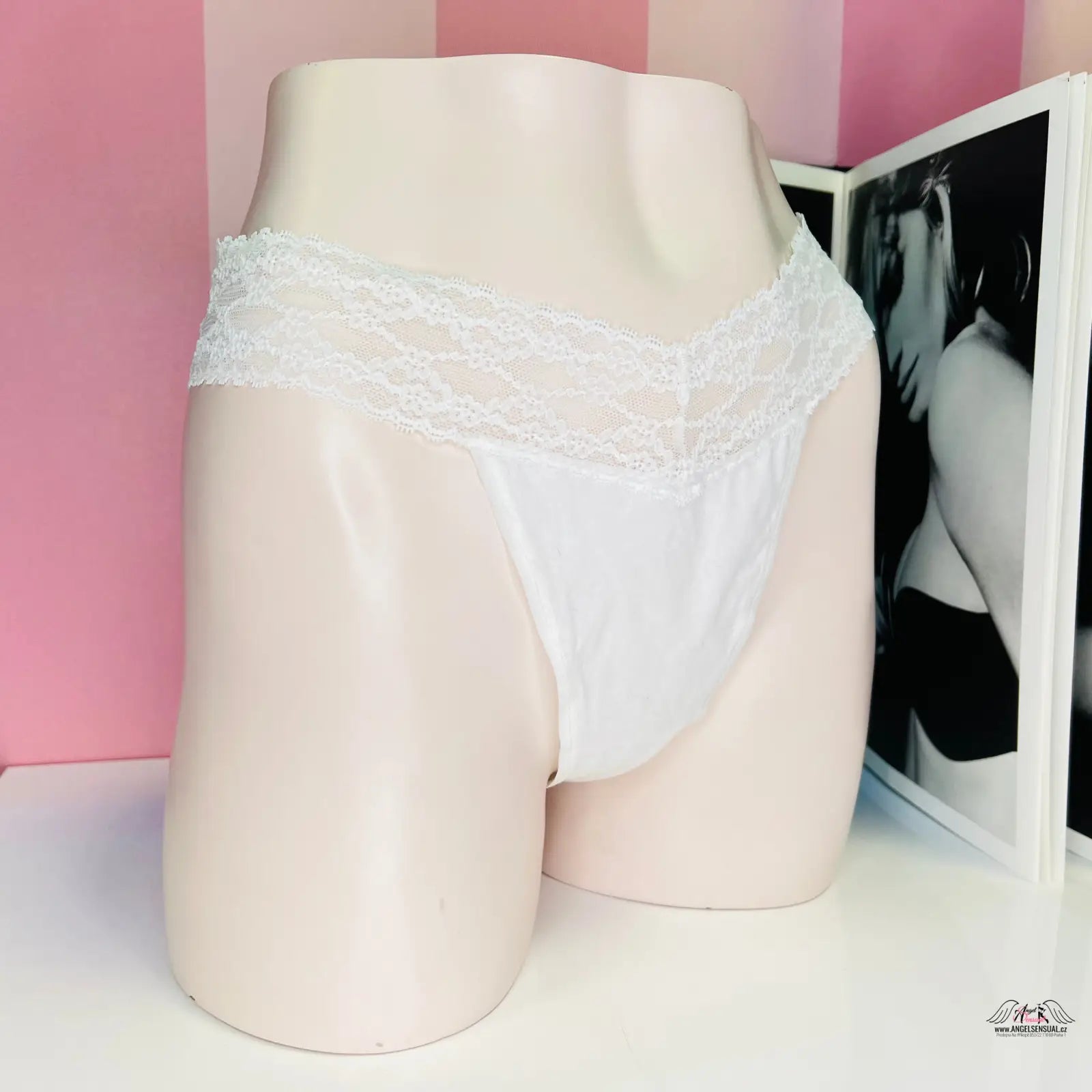 Stylová bavlněná tanga Victoria’s Secret s krajkovým lemem a černobílým motivem