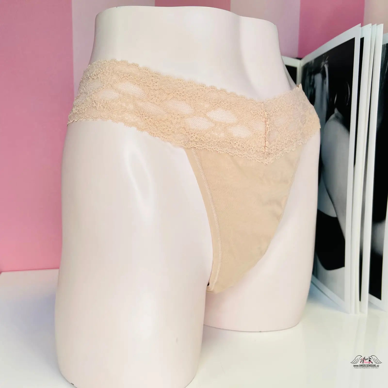 Bílá manekýna s krajkovým lemem stylová bavlněná tanga Victoria’s Secret Tanga s Krajkou Více Barev