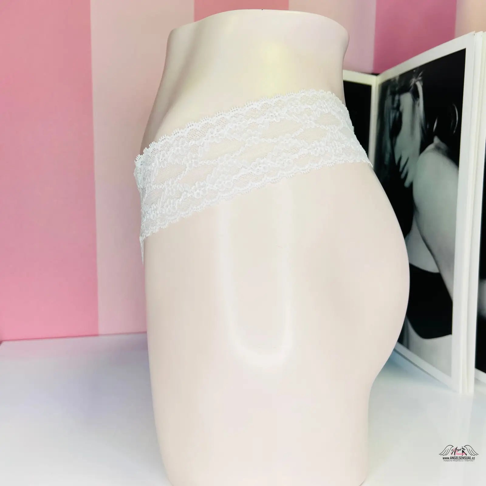 Bílá manekýnka s krajkovým lemem a stylová bavlněná tanga Victoria’s Secret
