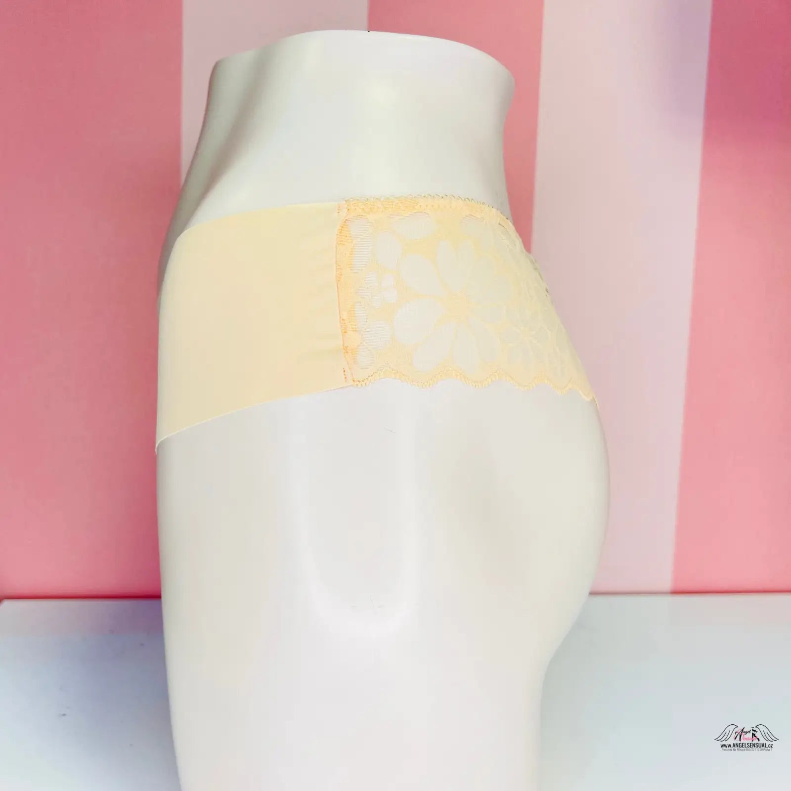 Peachové luxusní jemné krajkové tanga Victoria’s Secret Tanga s Krajkou zadní straně