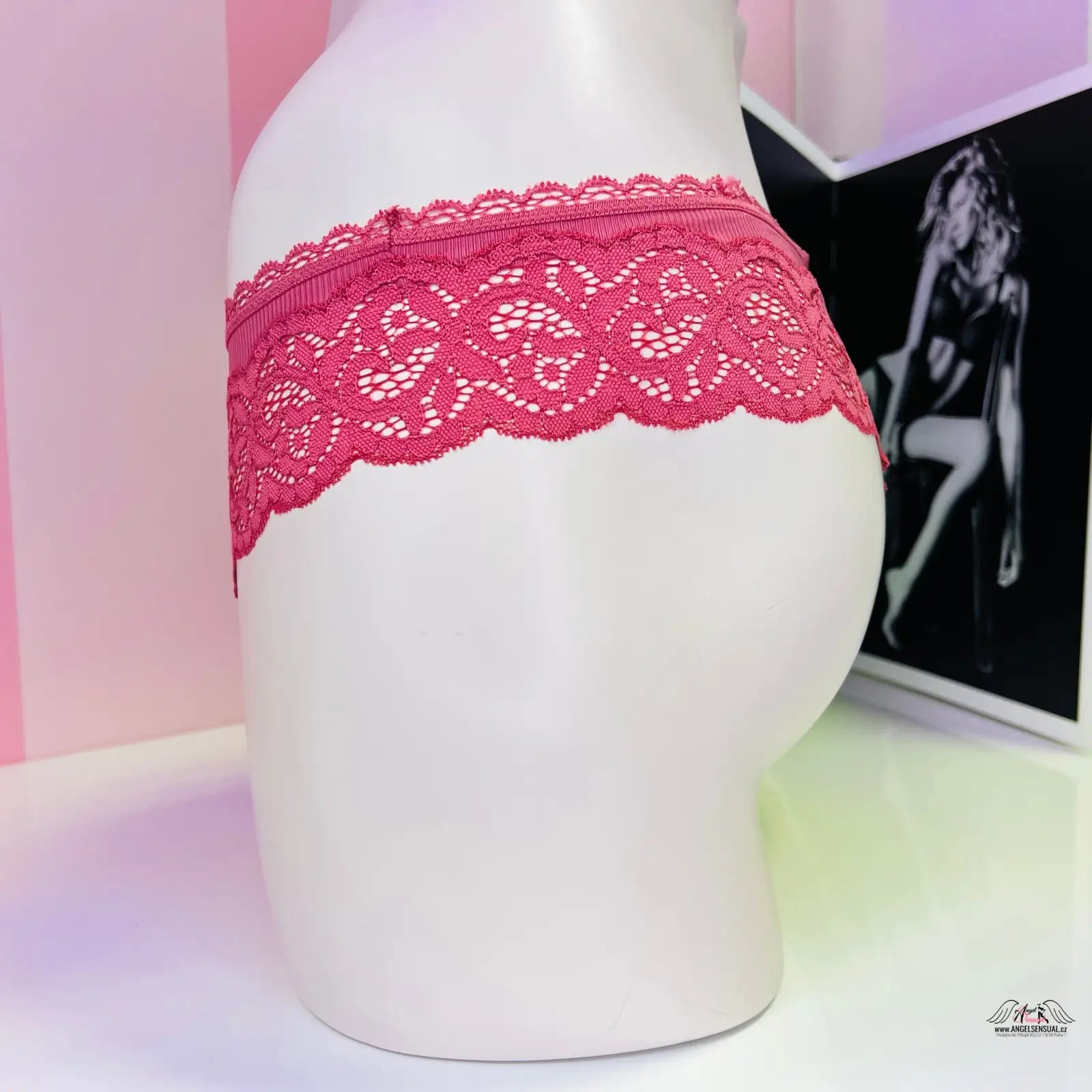 Jemnou krajkou zdobené velmi pěkná tanga Victoria’s Secret Tanga s Krajkou