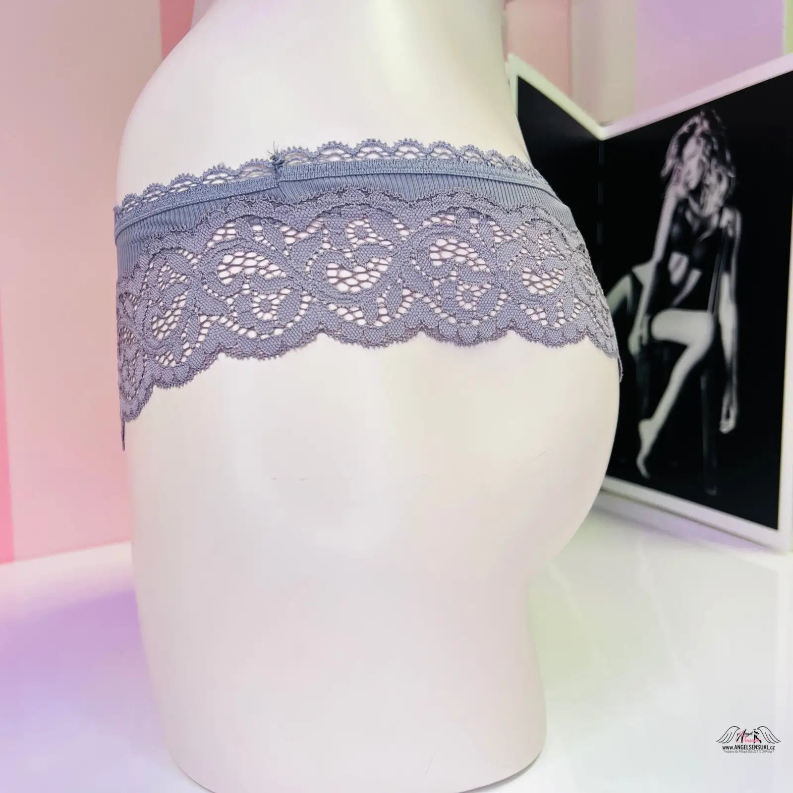 Bílá váza s ozdobnou krajkou na produkt Victoria’s Secret Tanga s Krajkou
