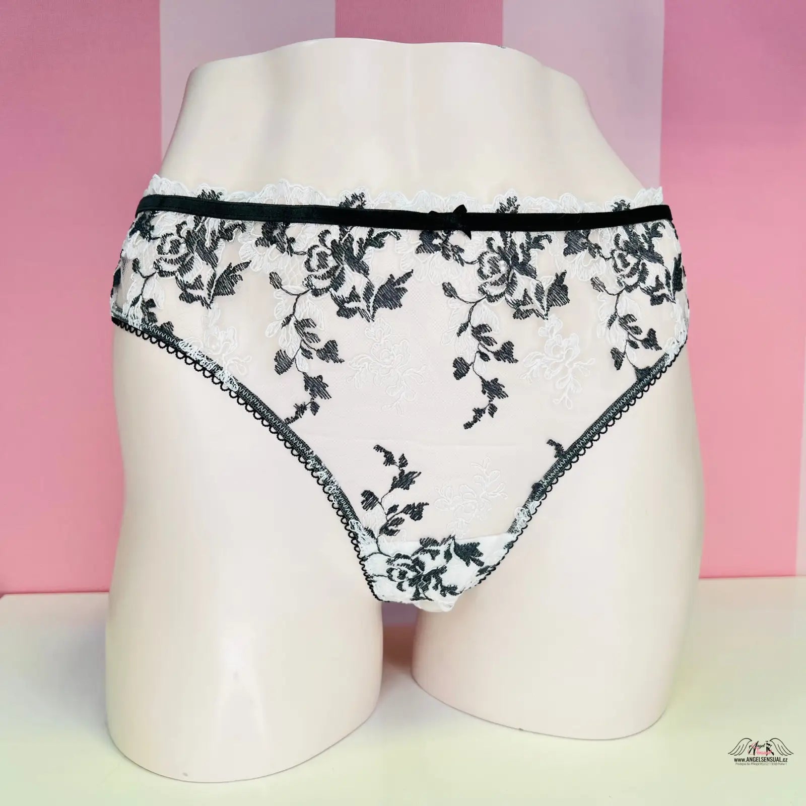 Velice příjemné luxusní velice příjemné bílé tanga s černým květinovým vzorem a krajkou