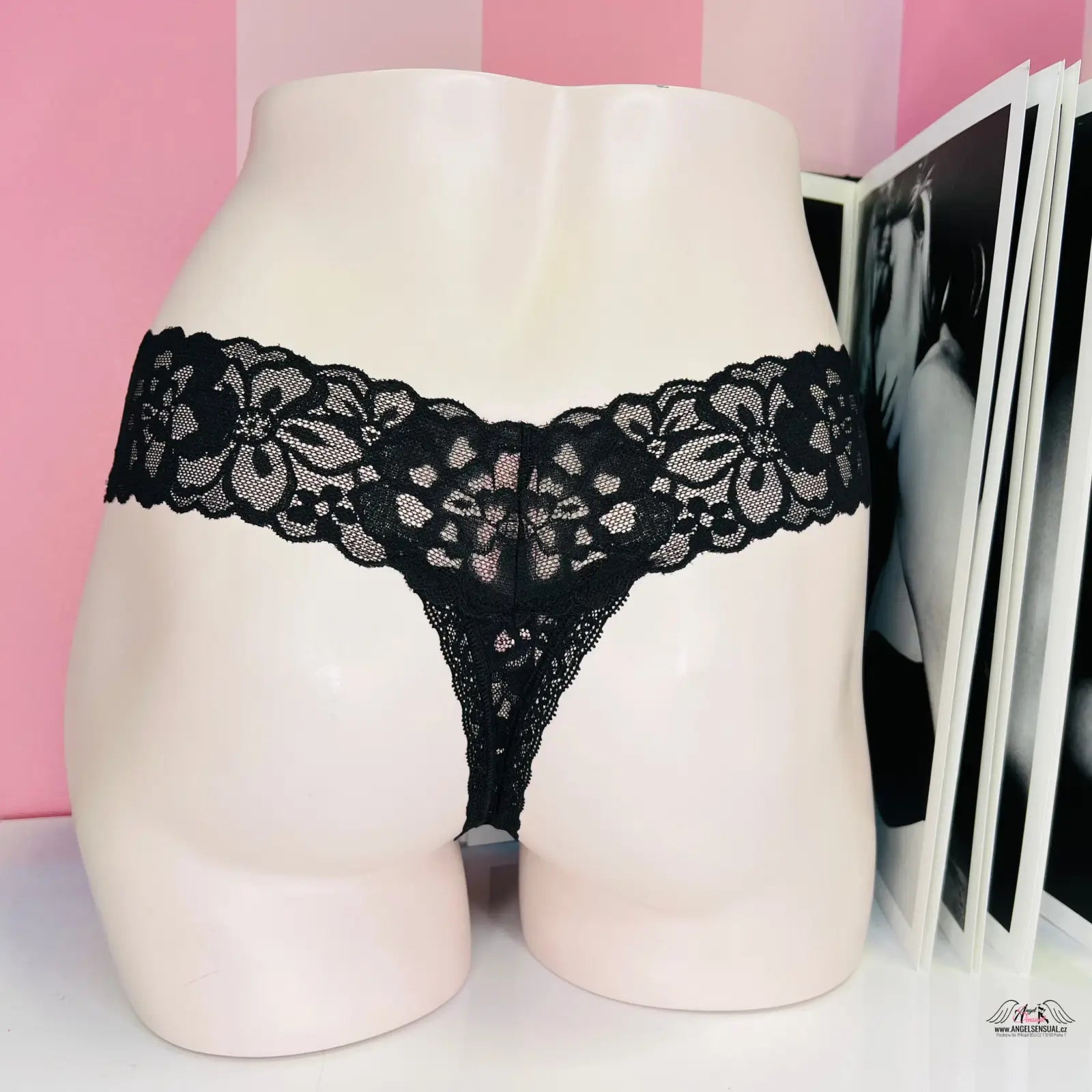 Krajkové tanga s motivem květin a ozdobnými kamínky od Victoria’s Secret