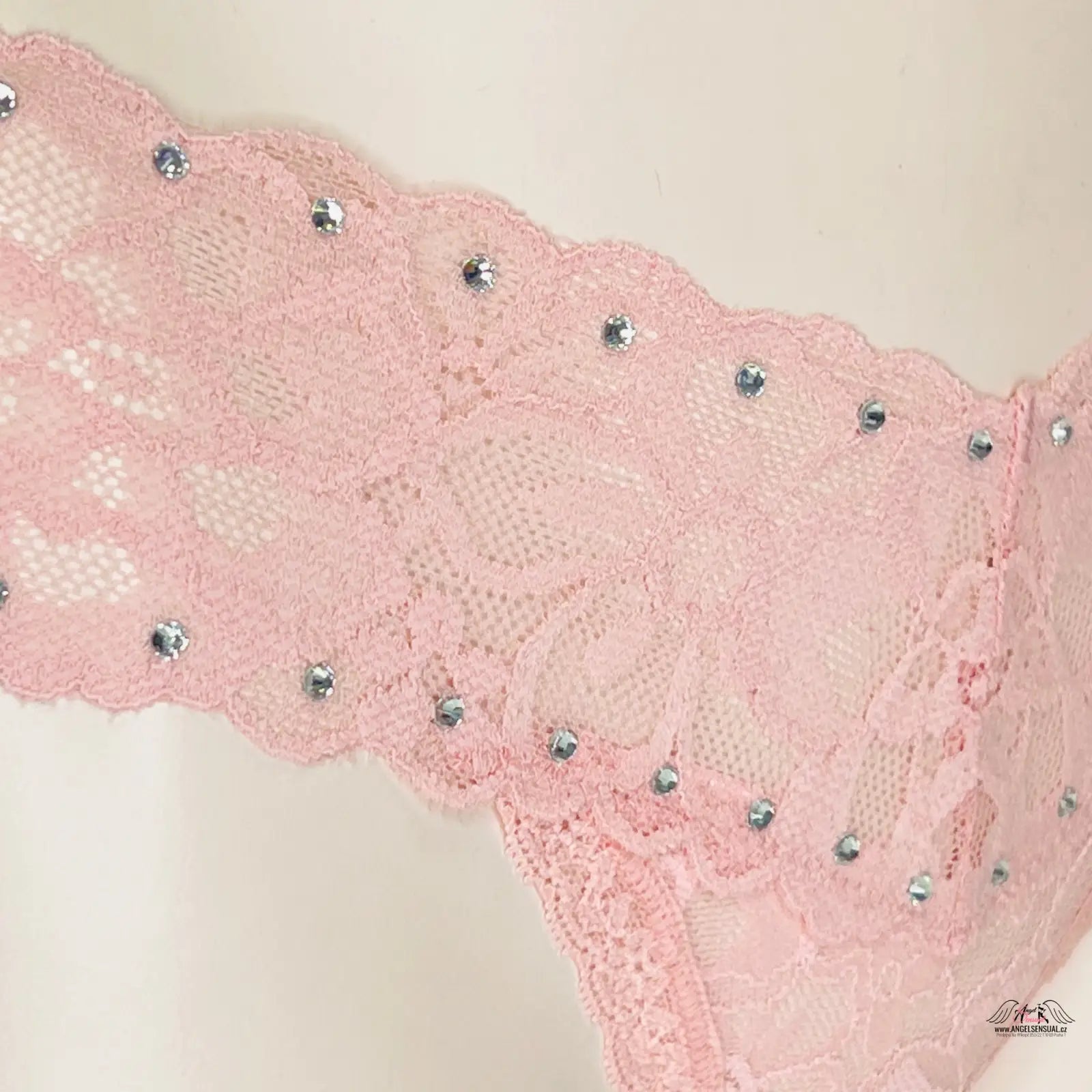 Krajkové tanga s motivem květin a ozdobnými kamínky od Victoria’s Secret