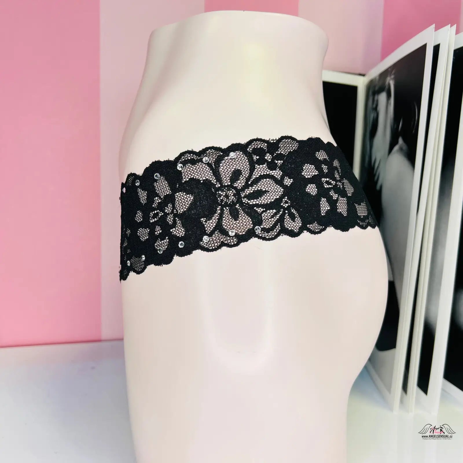 Krajkové tanga s motivem květin a ozdobnými kamínky, Victoria’s Secret Tanga