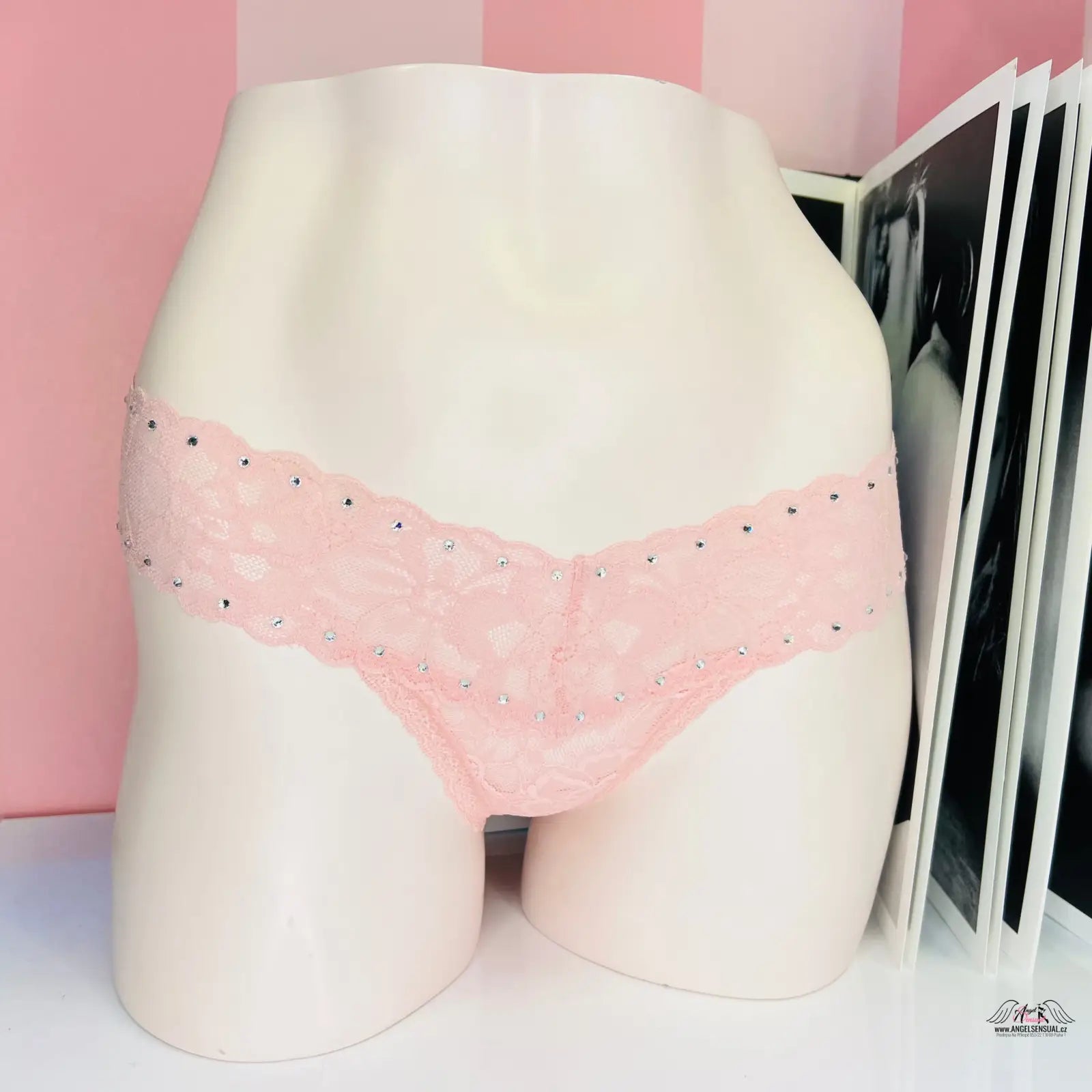 Krajkové tanga s motivem květin a ozdobnými kamínky od Victoria’s Secret