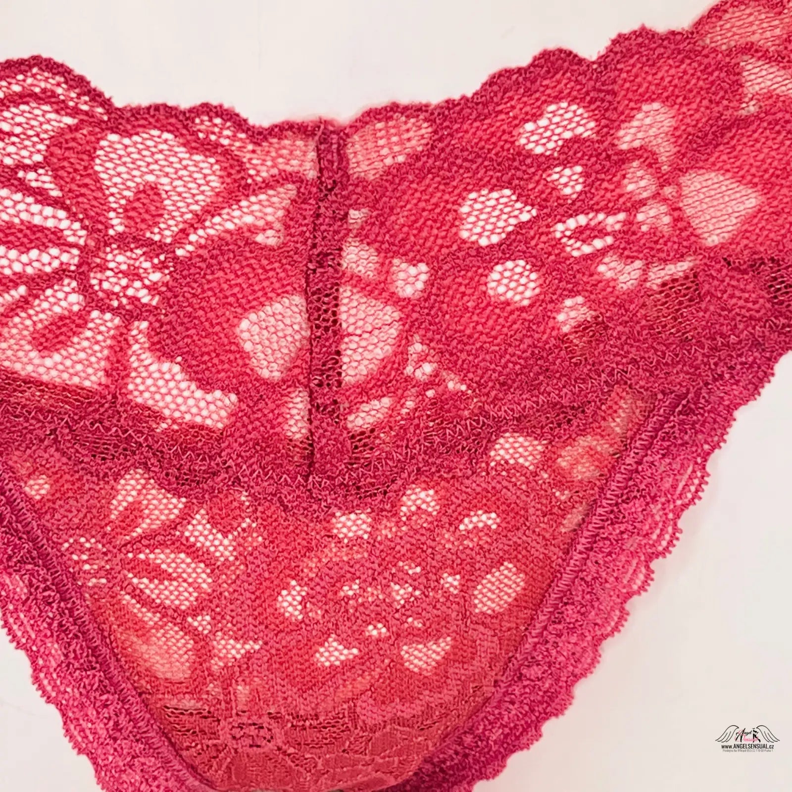 Krajkové tanga Victoria’s Secret s květinovým vzorem a červeným floralním designem