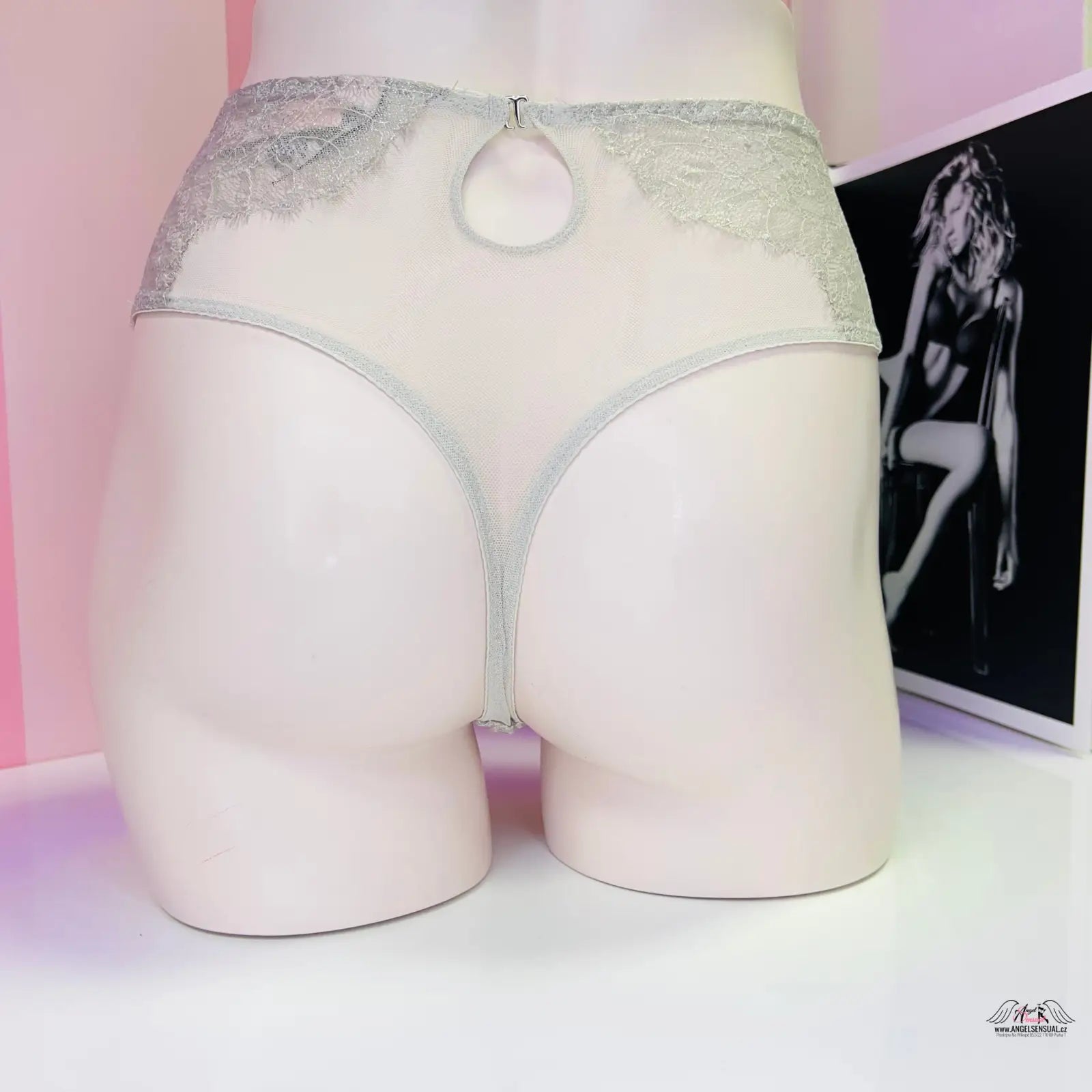 Elegantní tanga s vysokým pasem a stříbrnými nitěmi v produktu Victoria’s Secret Tanga s Lurexem