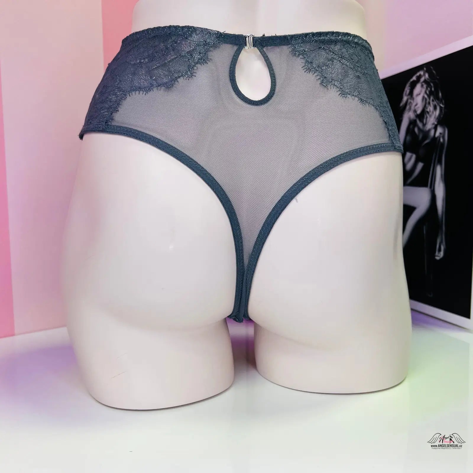 Elegantní tanga Victoria’s Secret s vysokým pasem a stříbrnými nitěmi na prodejně