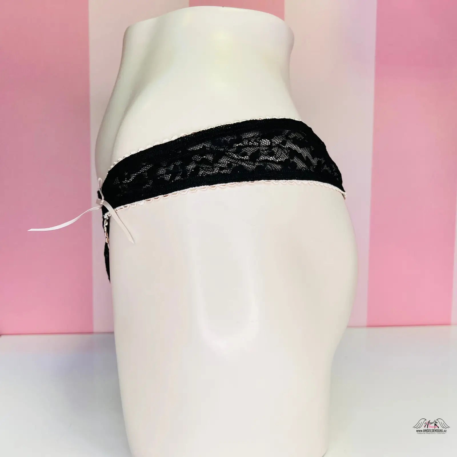 Victoria’s Secret krajkové kalhotky Tanga s Mašličkami na bílé figuríně