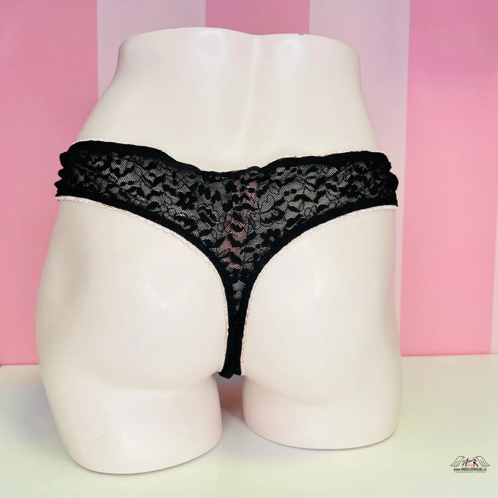 Victoria’s Secret krajkové kalhotky Tanga s Mašličkami na bílém modelu