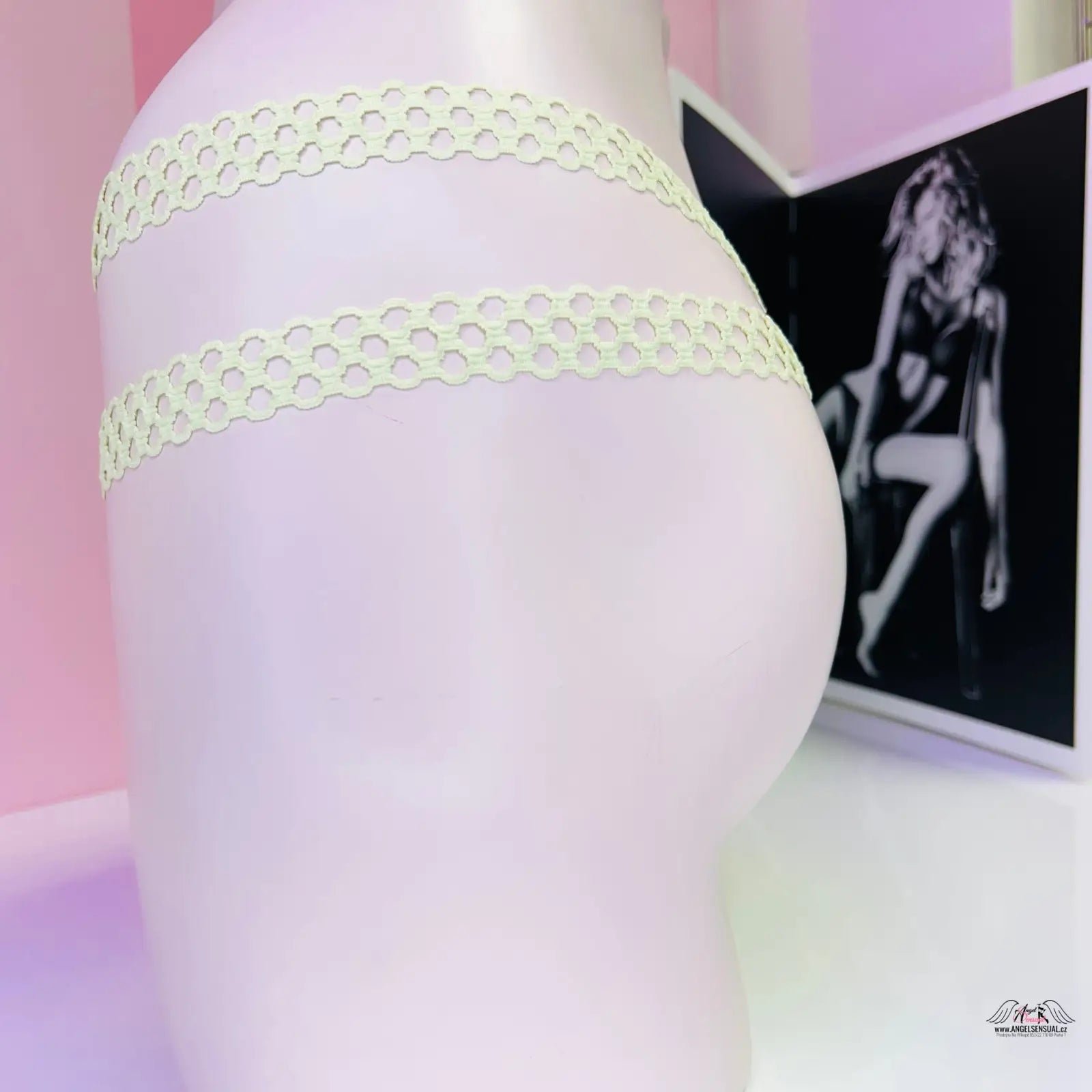 Pohled oslní Victoria’s Secret Tanga s Ozdobnými Pásky na růžovém manekýnu s krajkovými pásky