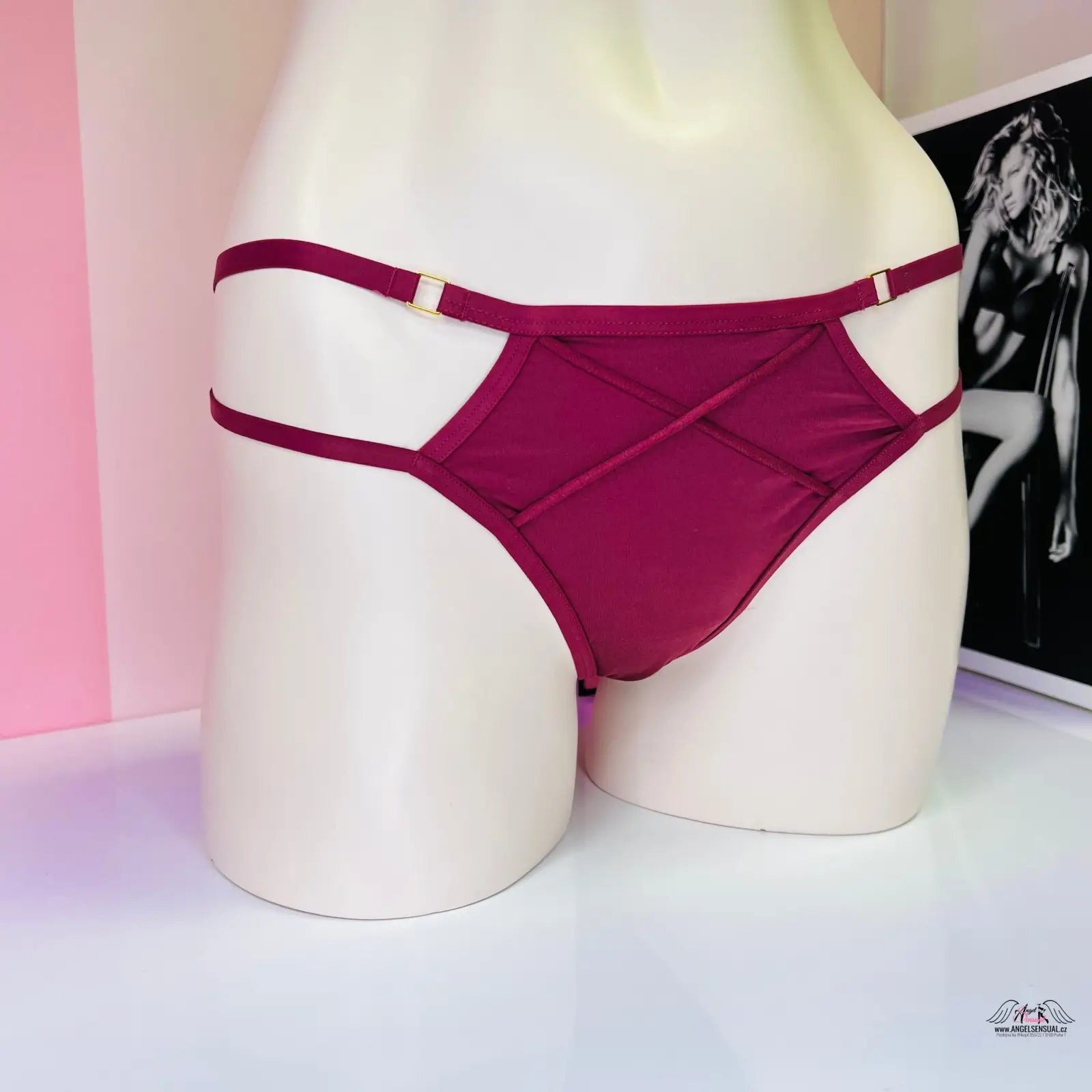 Burgundy strappy dámské spodní prádlo Victoria’s Secret Tanga s ozdobnými pásky pohled oslní
