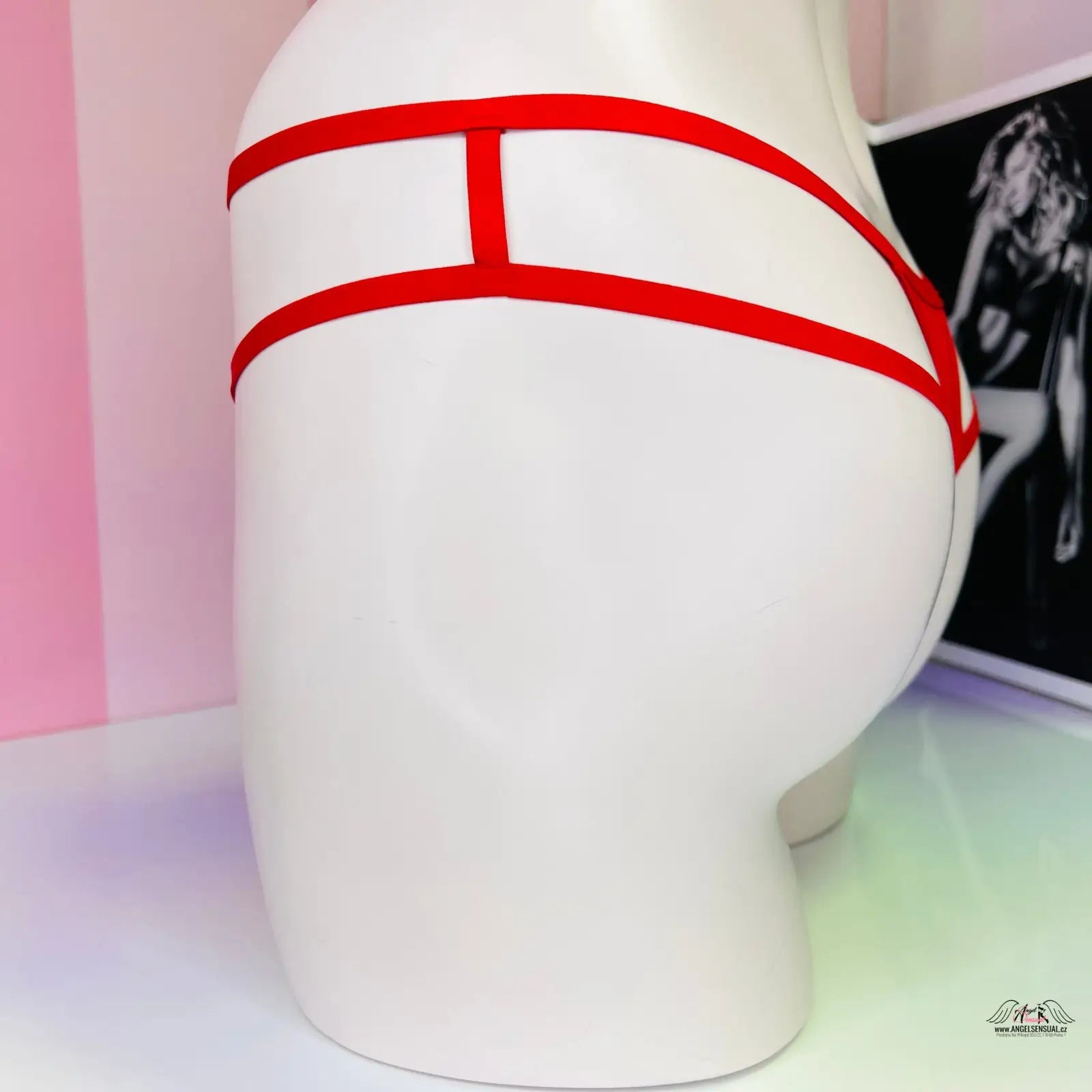 Pohled oslní Victoria’s Secret Tanga s ozdobnými pásky v červené barvě, apparel & accessories