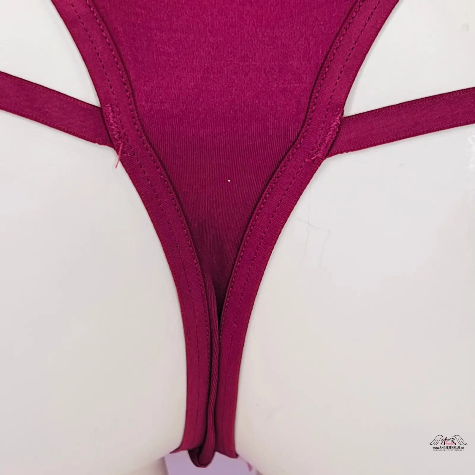Burgundy thong underwear from Victoria’s Secret Tanga s Ozdobnými Pásky, pohled oslní