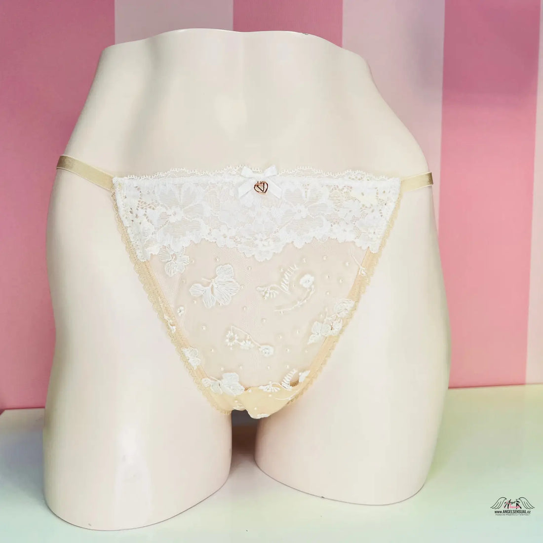 White lace bikini underwear s ozdobnými perličkami v síťovaném tanga stylu na mannequin