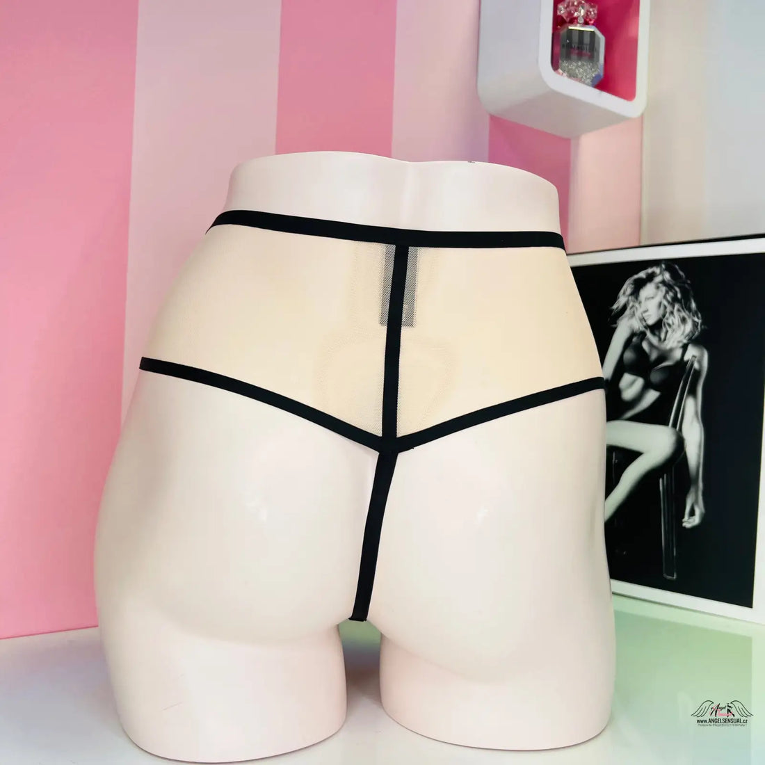Bílá manekýna s černým pruhem u spodního lemu ve Victoria’s Secret Tanga s Vysokým Pasem