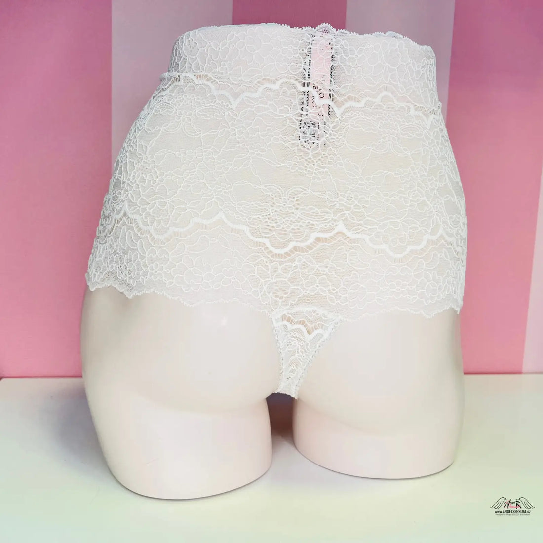 Bílé krajkové tanga Victoria’s Secret s vysokým pasem na mannequinu