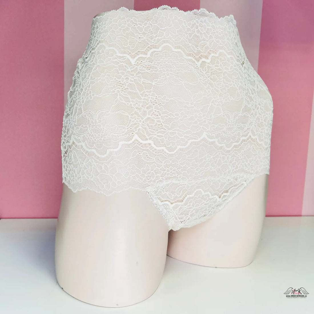 Krajkové tanga Victoria’s Secret s vysokým pasem na figuríně