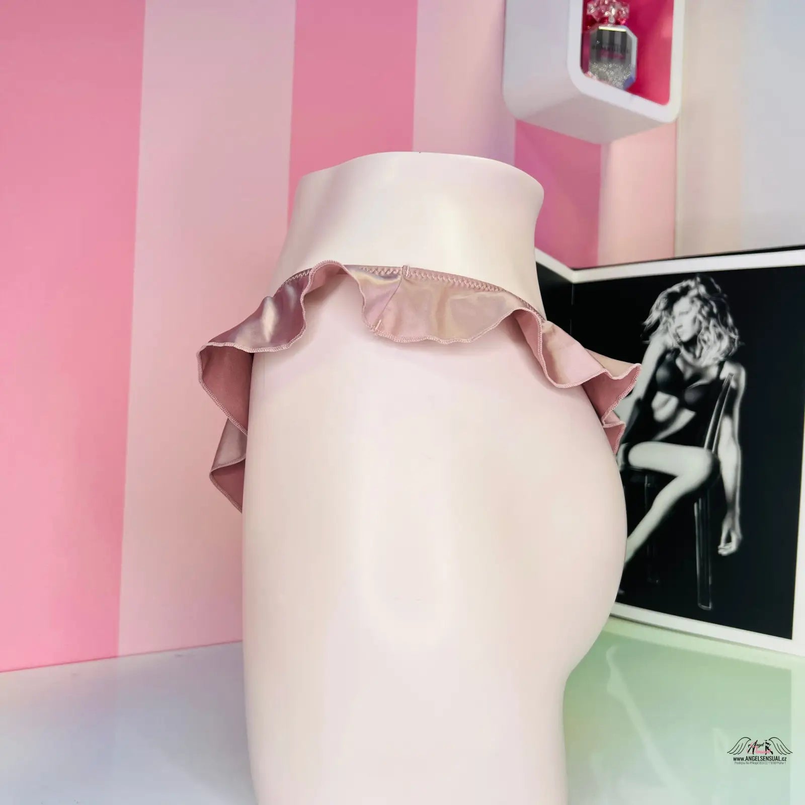 Luxusní sametové tanga s jemnými volánky na manekýnské noze, Victoria’s Secret