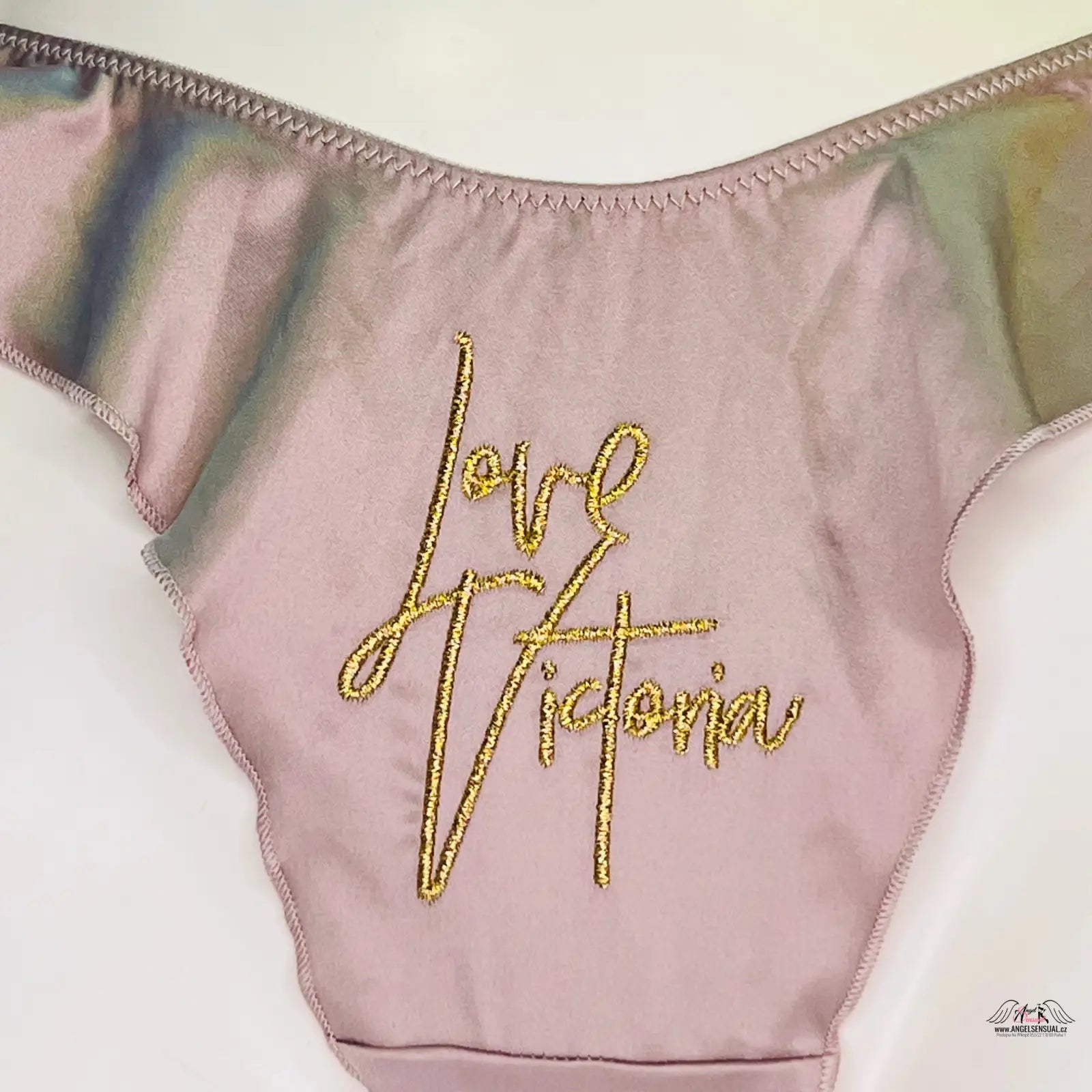 Luxusní sametové tanga Victoria’s Secret s jemnými volánky a zlatým vyšíváním