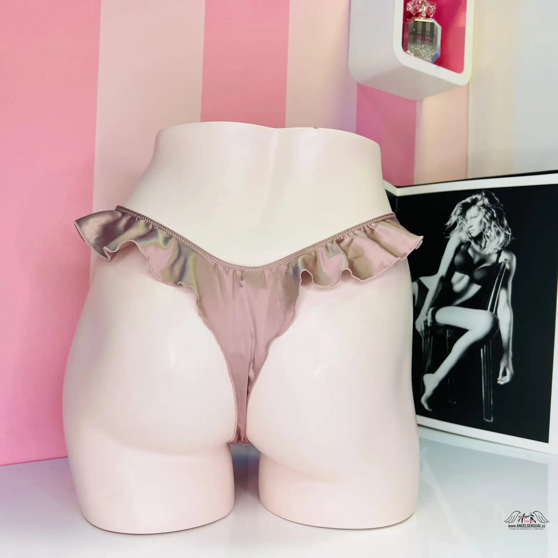 Pink mannequin torso v modelu Victoria’s Secret Tanga Saténové s Volánkem vícero barev, luxusní sametové tanga s jemnými volánky