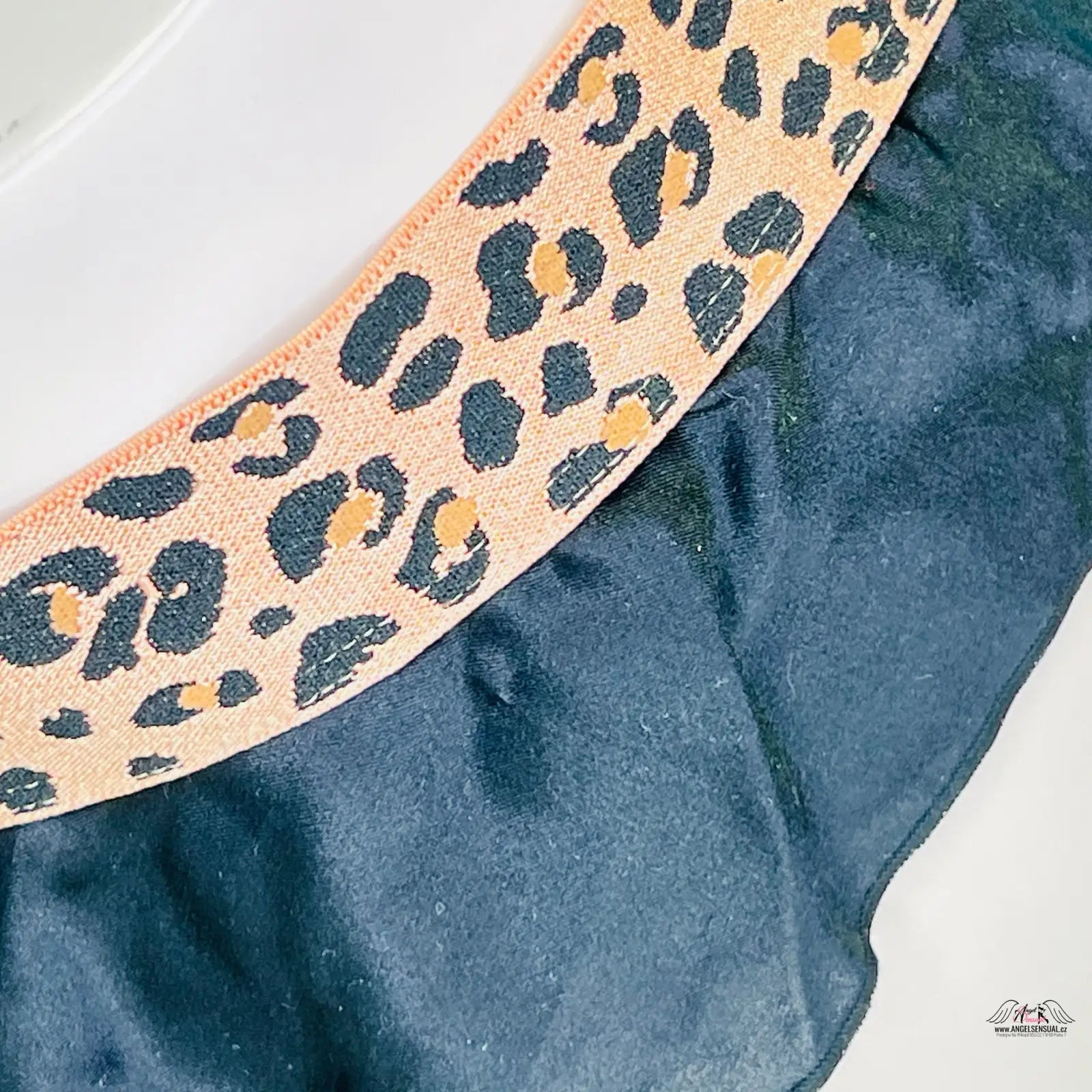 Hedvábné tanga s vysokým pasem a leopard print páskem proti tmavě modré látce