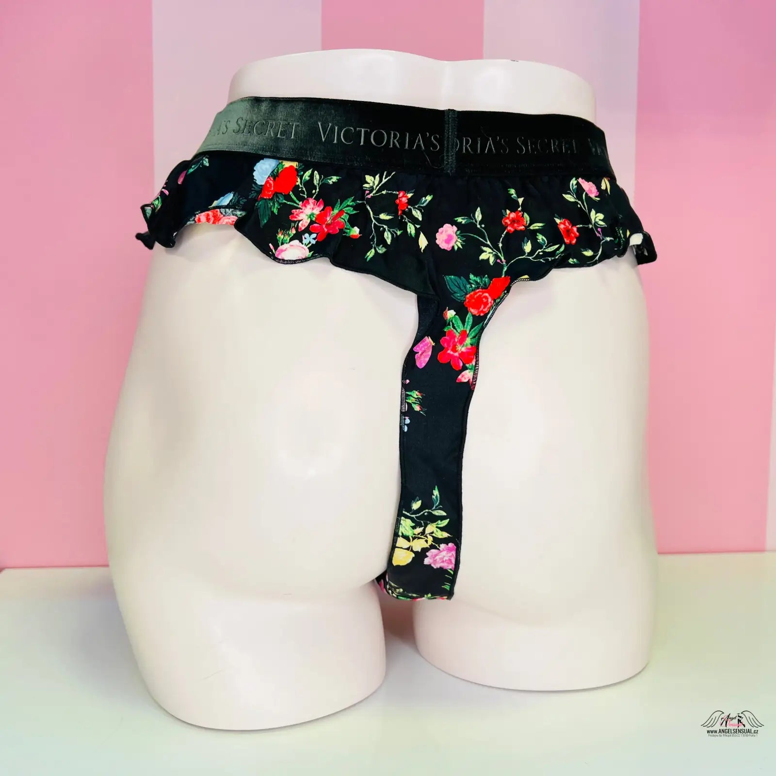 Hedvábné tanga s vysokým pasem a ruffled trim na figuríně, maximální pohodlí