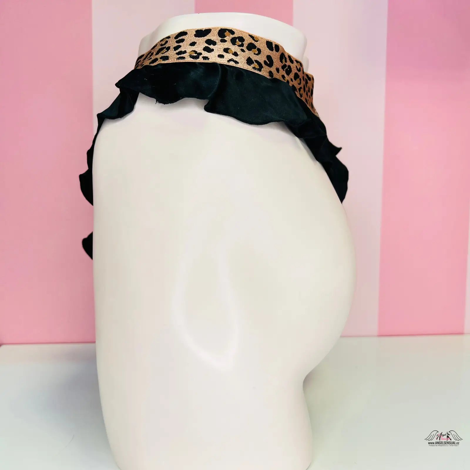 Bílá manekýnská hlava s leopardím a černým ruffled headbandem, ideální pro hedvábné tanga s vysokým pasem a maximálním pohodlím