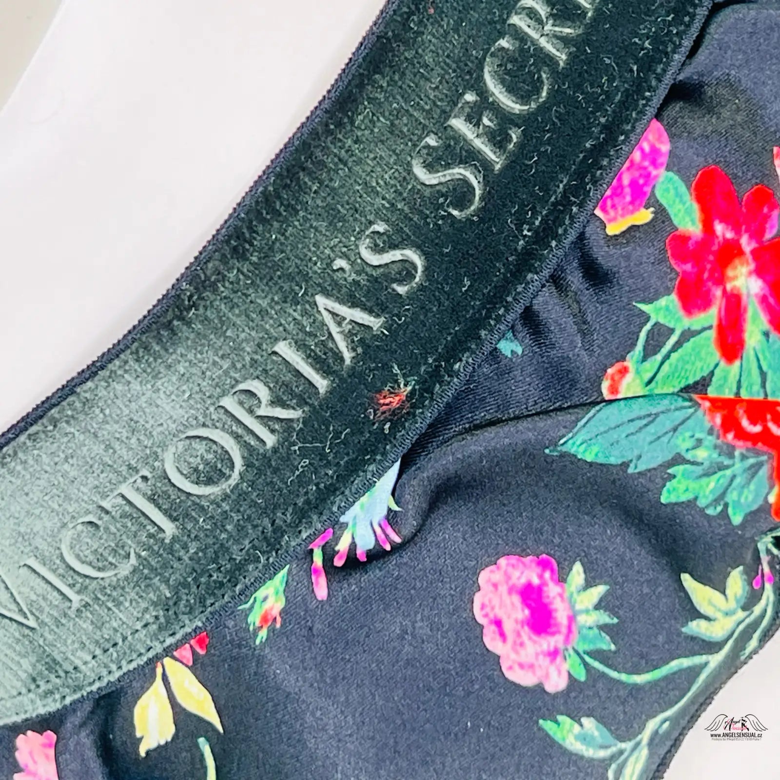 Hedvábné tanga s vysokým pasem Victoria’s Secret s barevným květinovým potiskem