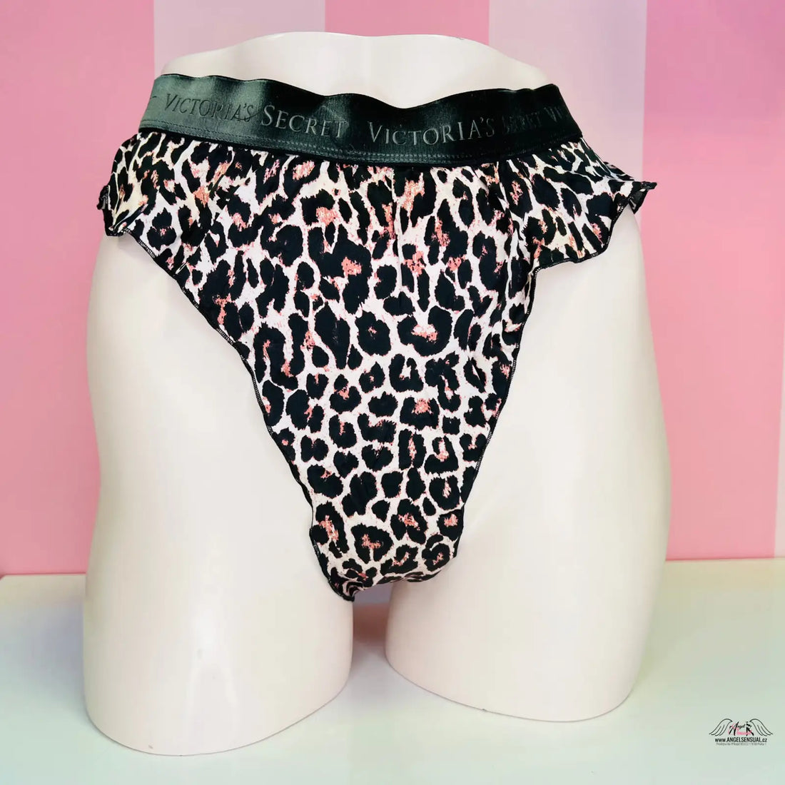 Hedvábné tanga s leopardím potiskem, vysokým pasem a ruffled pasem pro maximální pohodlí