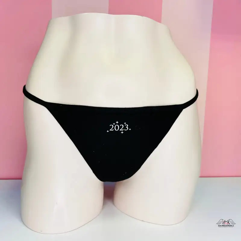 Black bikini bottom s výšivkou 2023, součást luxusního setu pěti kalhotek Victoria’s Secret