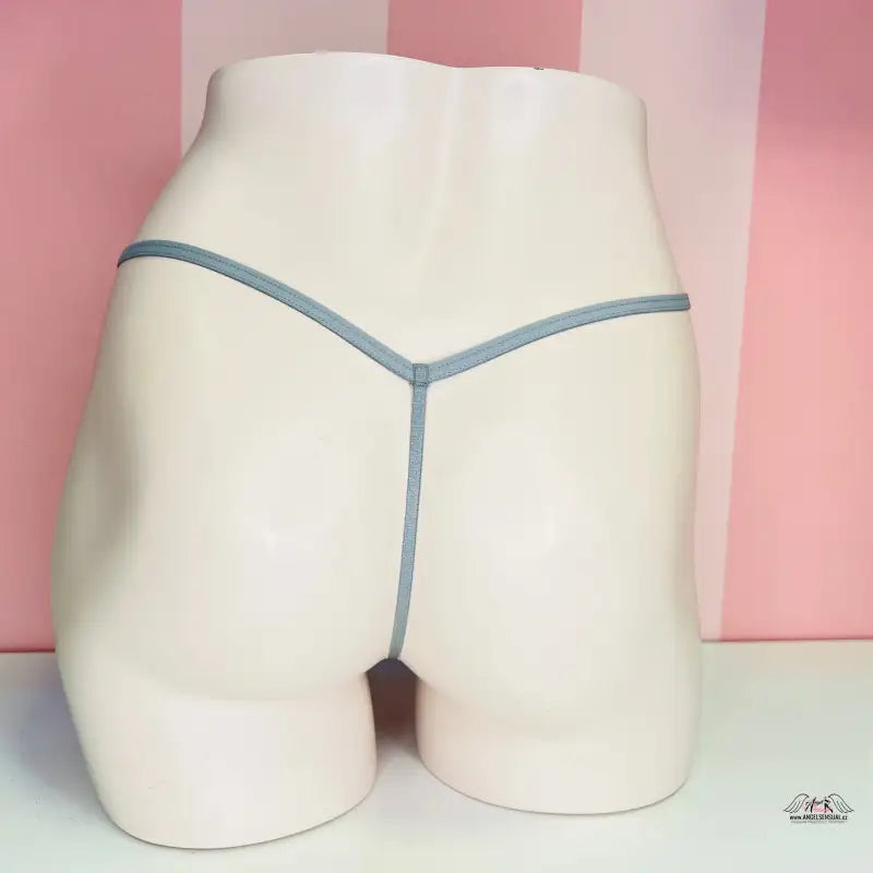 Bílá manekýnka nosí modrý tang v luxusním setu pěti kalhotek Victoria’s Secret Tanga Set
