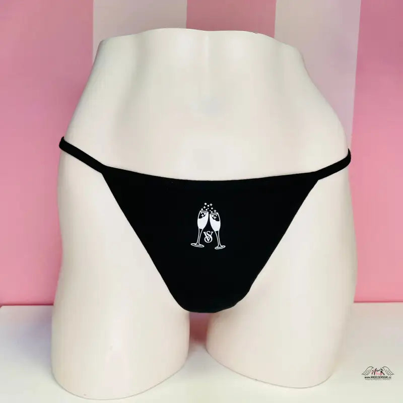 Černé tanga s roztomilým duchem, součást luxusního setu pěti kalhotek Victoria’s Secret