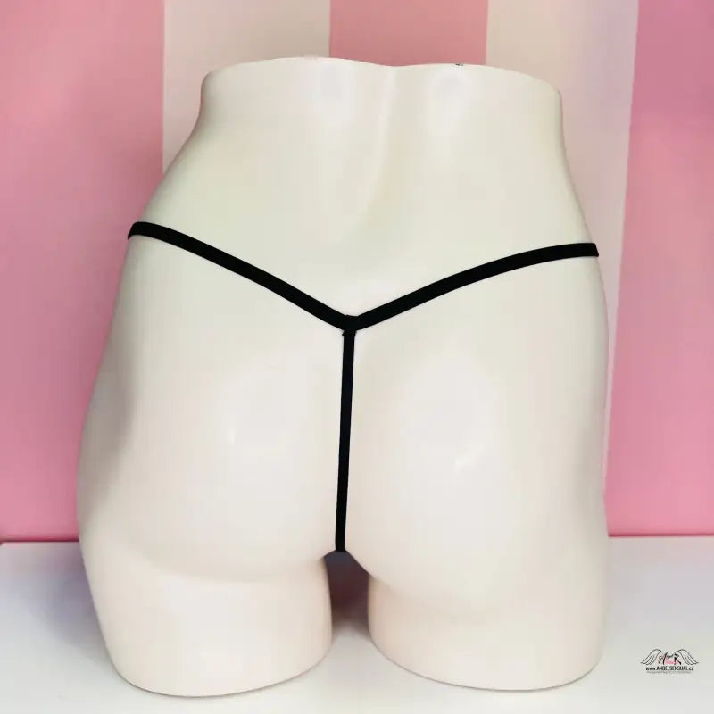 Bílá manekýnská torzo v černé tanga z luxusního setu pěti kalhotek Victoria’s Secret