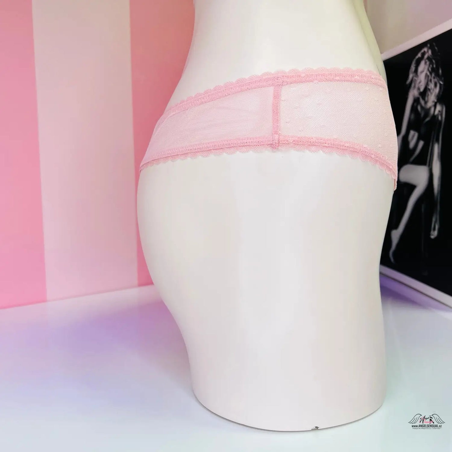 Produkt Victoria’s Secret Tanga Síťovaná s bílým manekýnem a růžovou krajkou