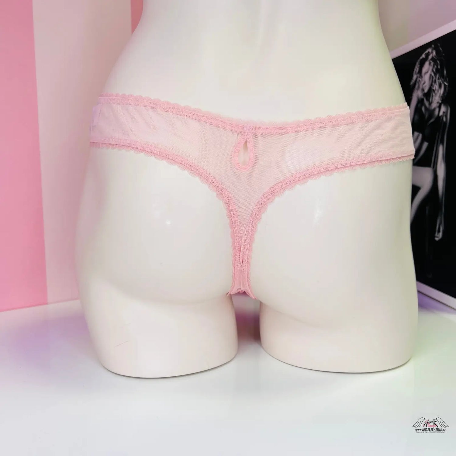 Bílá figurína s růžovými síťovanými tangy Victoria’s Secret Tanga Síťovaná
