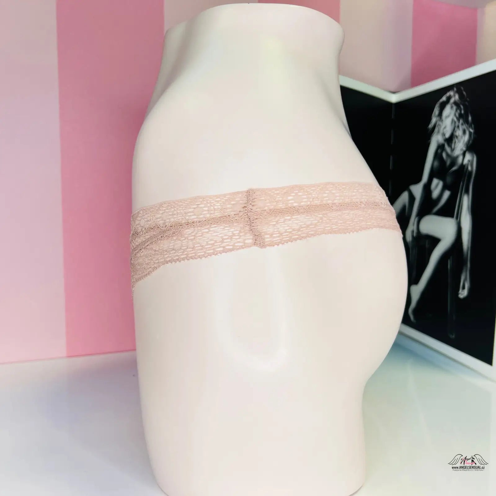 Lace thong na manekýnu z kolekce Victoria’s Secret prošívané tanga apparel & accessories