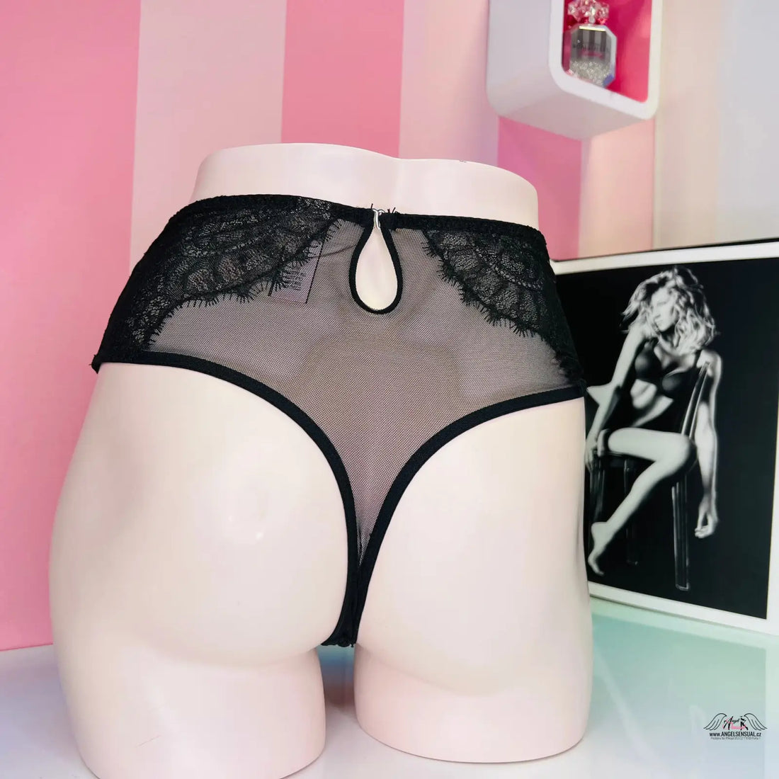 Krajkové tanga Victoria’s Secret Tanga Síťované s černou krajkou a krajkovým designem
